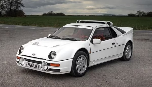 Феновете на моторните спортове, които могат да се върнат назад в средата на 80-те, ще си спомнят с умиление за ерата на Група B в Световния рали шампионат. В разцвета си той беше доминиран от Audi Quattro Sport, Lancia 037, 5 Turbo на Renault и невероятното Peugeot 205 T16. Но после пристигна и един нов кандидат за слава. Докато Audi, Peugeot и Renault бяха базирани на техните стандартни автомобили, Ford реши да поеме по същия път като Lancia и построи чистокръвен състезател за рали по поръчка. Така произведе 200 позволени на пътя версии.
Това роди легендата RS200 със средно разположен двигател. Той не приличаше на никой друг Ford по това време и имаше за цел да върне короната на марката като най-добрата рали машина,. Самите коли бяха пуснати през 1985 година на солената тогава цена от 49 995 лири. 
Те изглеждаха толкова екстремни, колкото и състезателните, макар и с намалена мощност. 1,8-литровият двигател Cosworth с турбокомпресор беше върнат до 246 коня.  При само 1180 кг тегло, конете не бяха никак малко, дори и със задвижване на четирите колела. 
Каква е стойността на тези коли днес? "Цивилна" версия смени собственика си на търга Retromobile 2022 от Artcurial Motorcars за 290 000 евро.